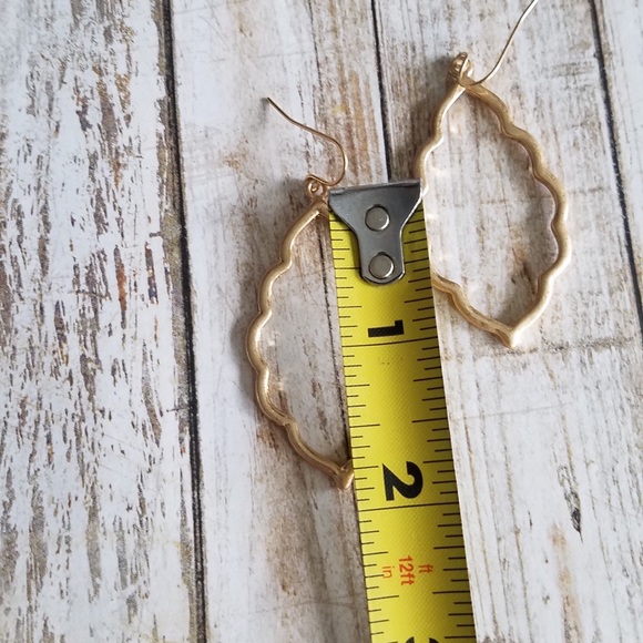 Matte Gold Moroccan shape earrings - Picture 3 of 7